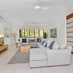 Bird Of Paradise Holiday Home With Heated Pool