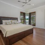 Cedar Family Getaway Villa Elegant, Modern, Sunny