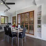 Cedar Family Getaway Villa Elegant, Modern, Sunny
