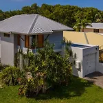 Cedar Family Getaway Villa Elegant, Modern, Sunny