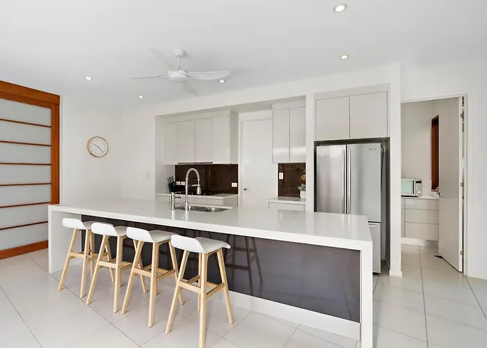 Bird Of Paradise Holiday Home With Heated Pool