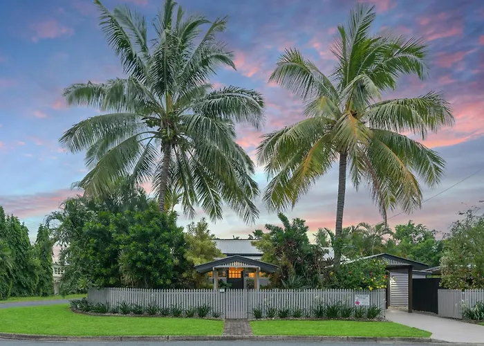 Sweet Creek Cottage, Palm Cove, 200M To Beach, Heated Pool, Pets