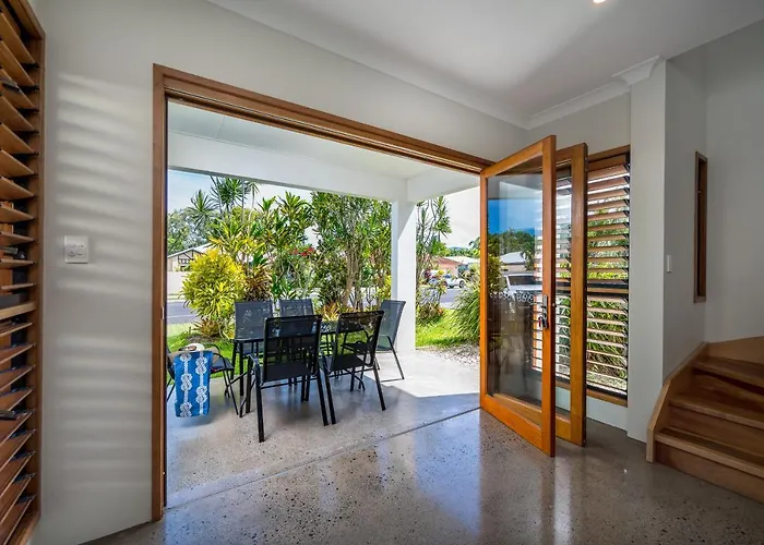 Cedar Family Getaway Villa Elegant, Modern, Sunny