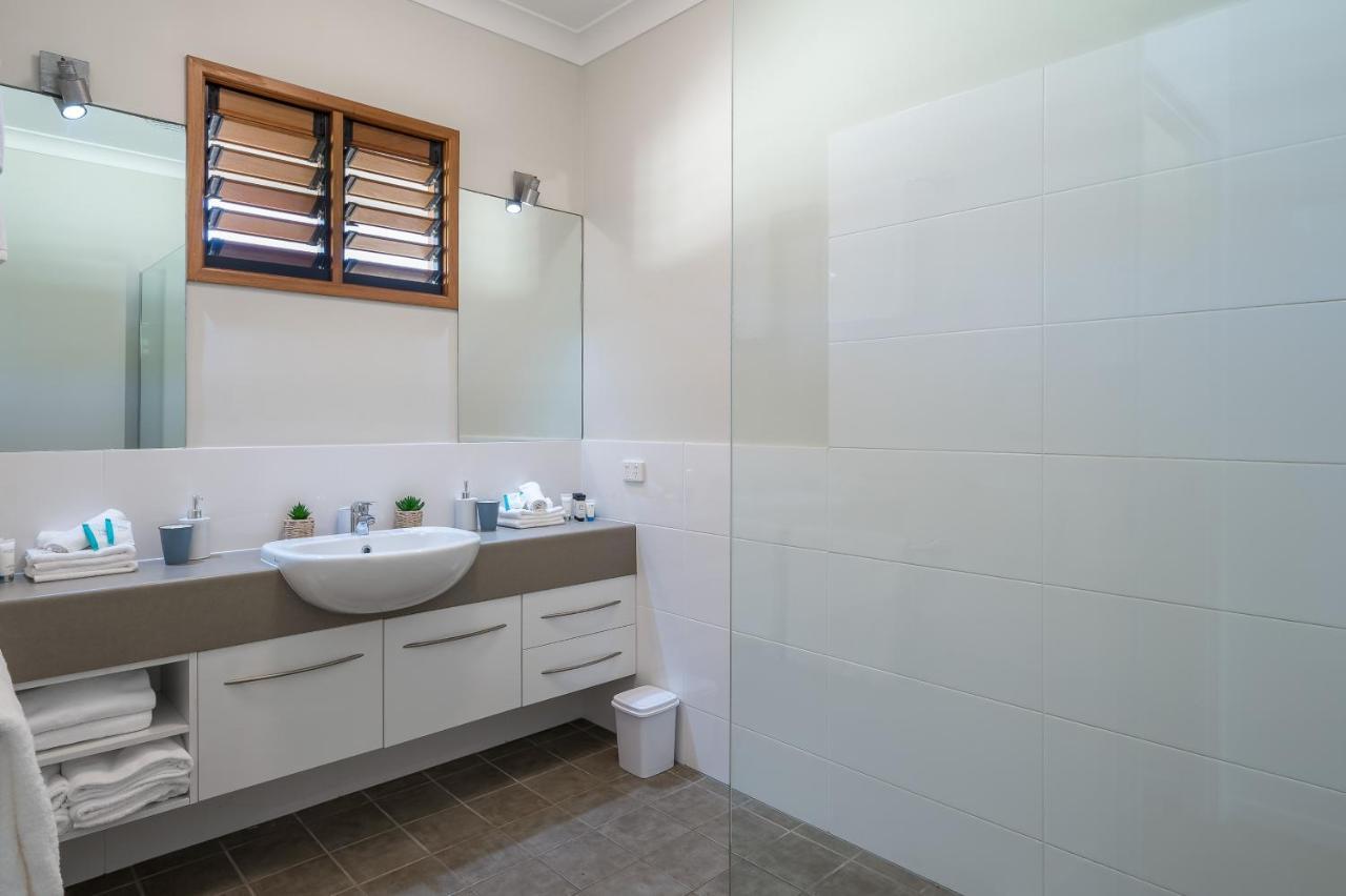 Cedar Family Getaway Elegant, Modern, Sunny Villa Palm Cove