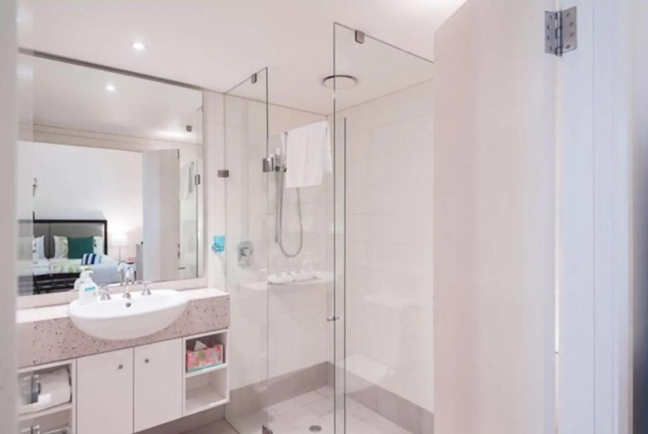 Apartment Azure Harmony - A Breezy Hideaway At The Club Palm Cove