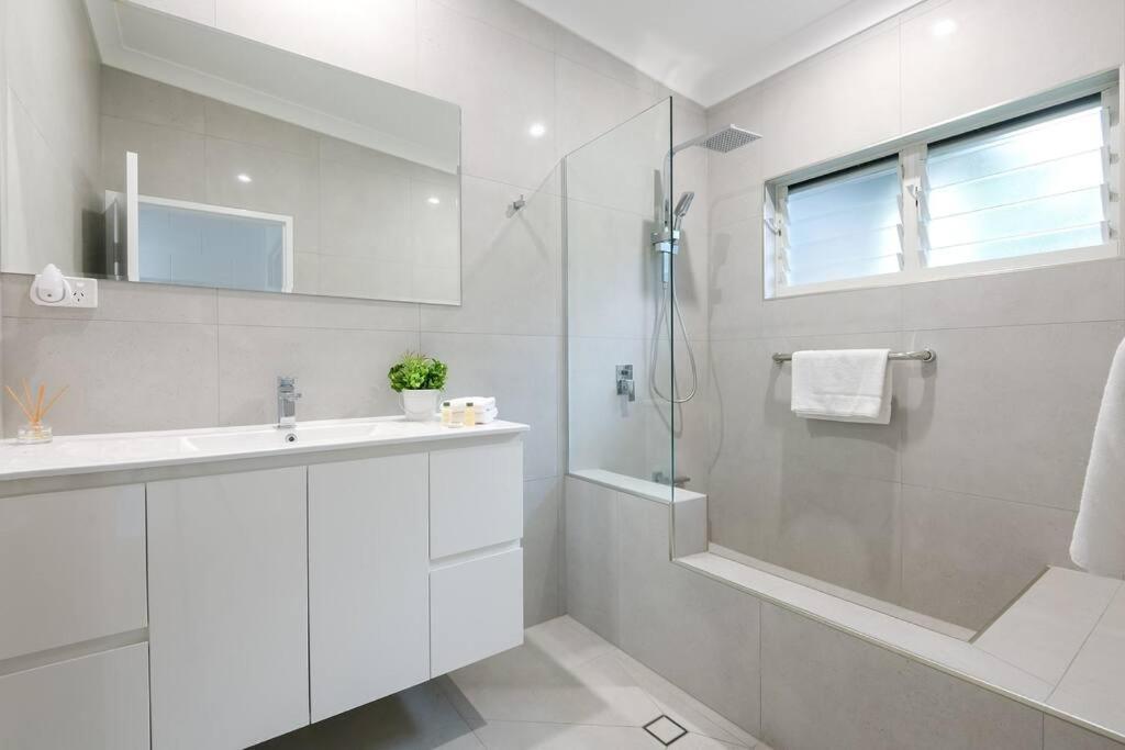 Villa The Last Resort: A Two Pool Luxury Palm Cove