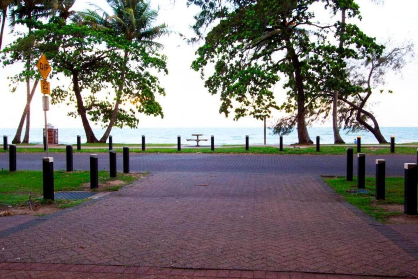 Ivy At Coral Horizons: A Retro Beachfront Locale Apartment Palm Cove