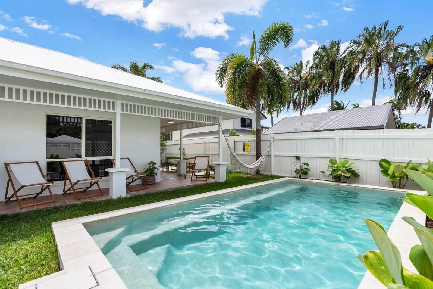 The Bird House - Poolside Haven A Stroll From Villa *