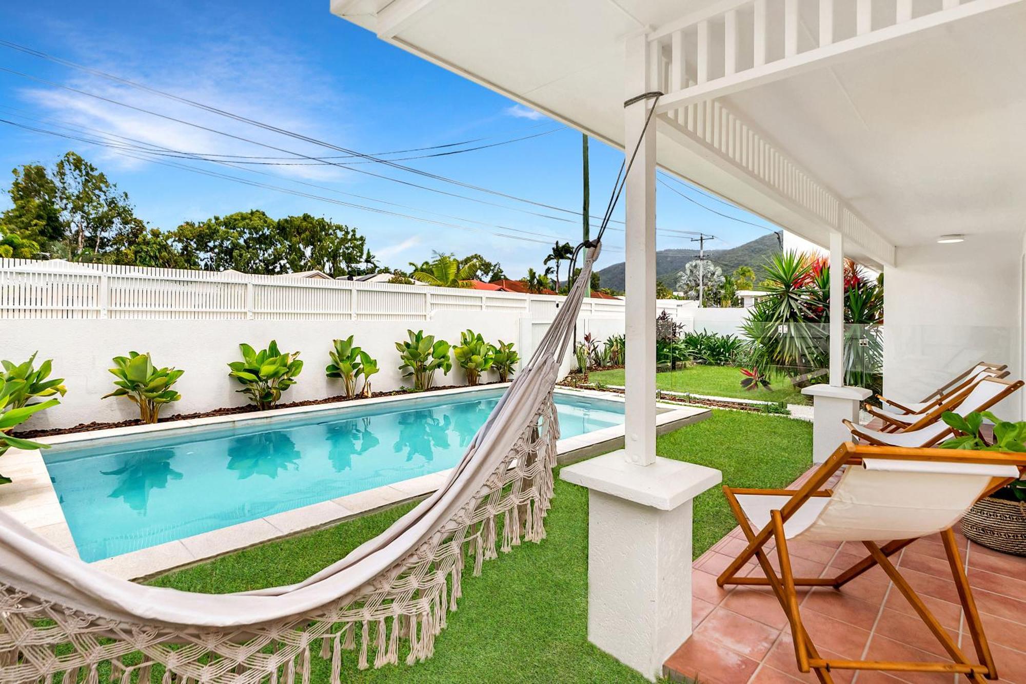The Bird House - Poolside Haven A Stroll From Villa