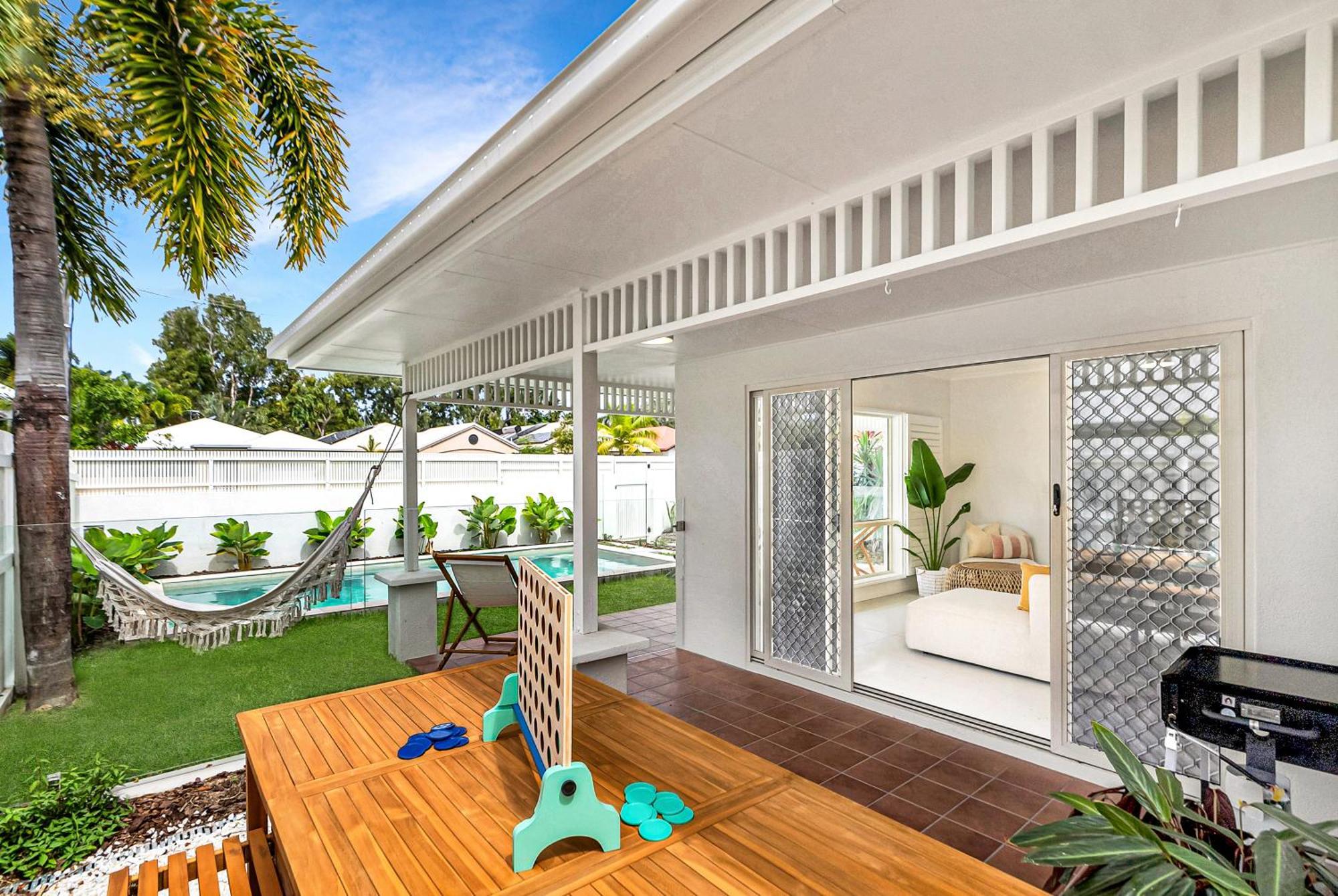 The Bird House - Poolside Haven A Stroll From Palm Cove