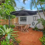 Tropical Unit With Private Fenced Garden Close To The Beach 4