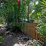 Tropical Unit With Private Fenced Garden Close To The Beach 5