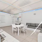 Oceanfront Penthouse Apartment Beach Club Palm Cove