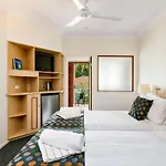 Alassio Poolside Resort - Palm Cove Beachfront Oasis