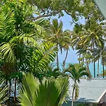 Luxury 2 Bed Palm Cove Unit, Pool & Ocean Views From Third Floor