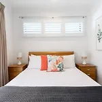 Rojo At Island Views—A Breezy Beachfront Retreat