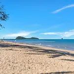 Ocean Outlook - Absolute Beachfront Studio