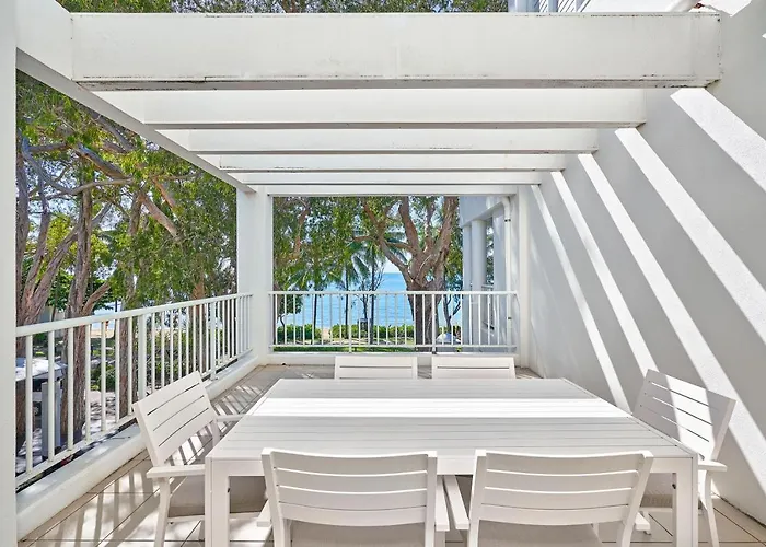 Oceanfront Penthouse Apartment Beach Club Palm Cove