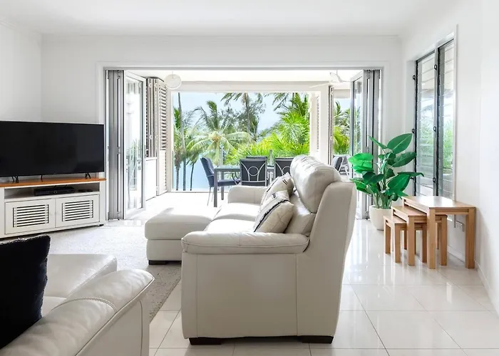 Rojo At Island Views—A Breezy Beachfront Retreat