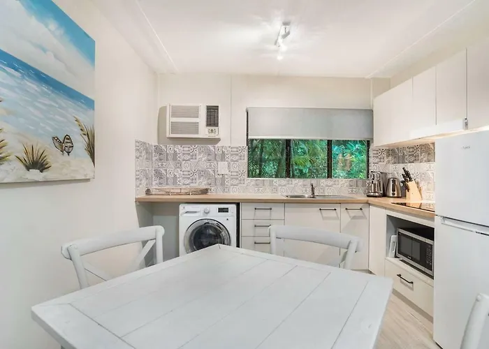 Tropical Unit With Private Fenced Garden Close To The Beach 5