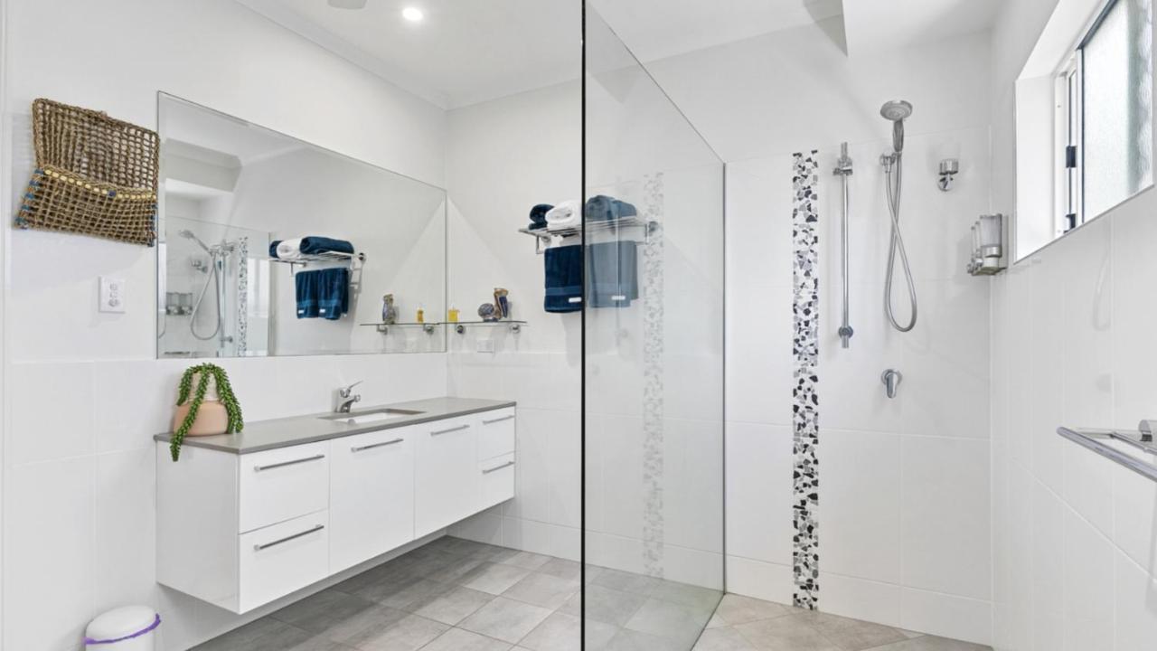 Coconut Blue - Private Heated Pool, Walk To Beach, Restaurants & Shops, Tropical Courtyard Shower Holiday home *