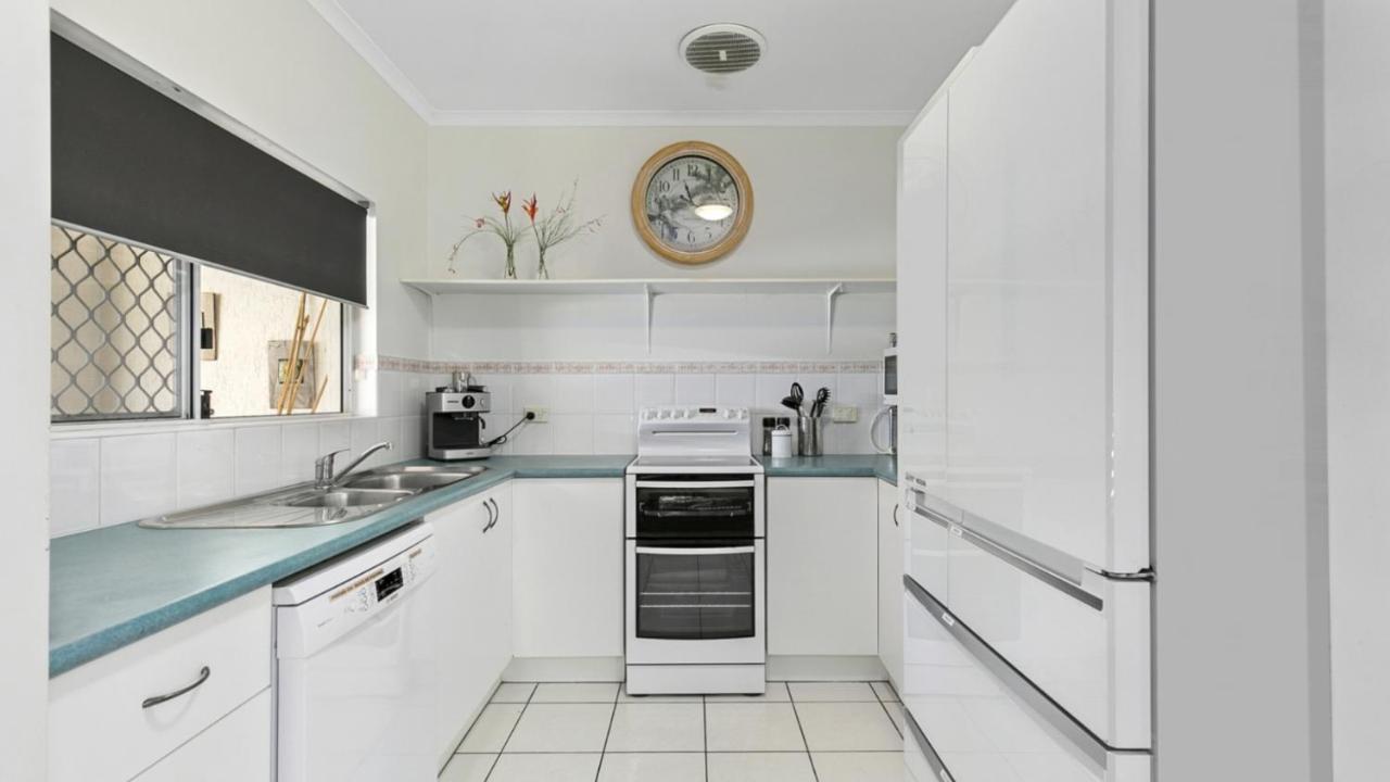 Holiday home Coconut Blue - Private Heated Pool, Walk To Beach, Restaurants & Shops, Tropical Courtyard Shower Palm Cove