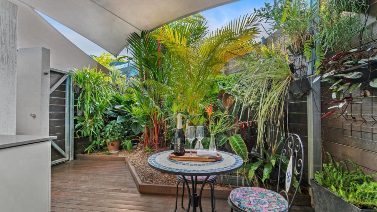 Holiday home Coconut Blue - Private Heated Pool, Walk To Beach, Restaurants & Shops, Tropical Courtyard Shower *