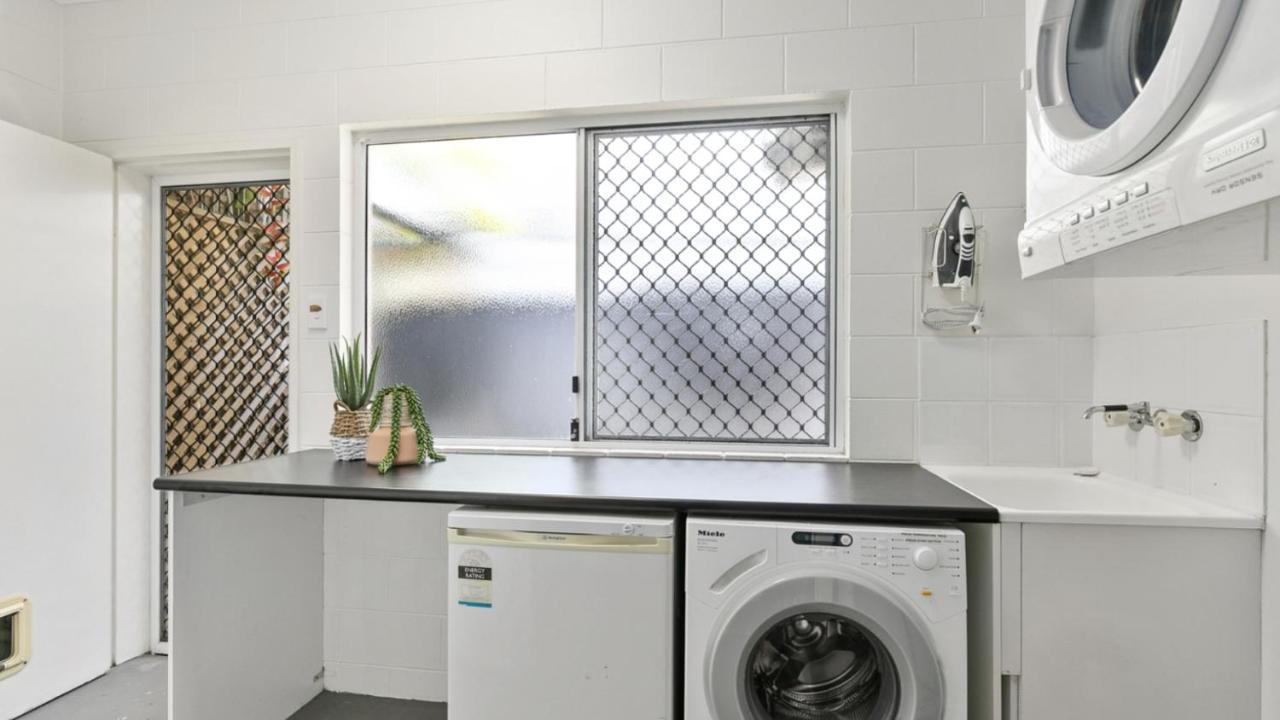 Coconut Blue - Private Heated Pool, Walk To Beach, Restaurants & Shops, Tropical Courtyard Shower Palm Cove