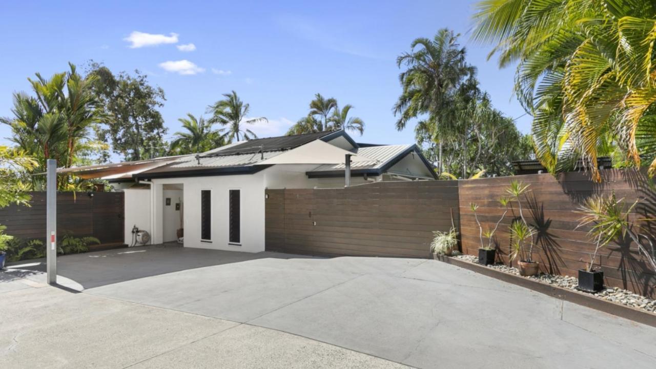 Coconut Blue - Private Heated Pool, Walk To Beach, Restaurants & Shops, Tropical Courtyard Shower Holiday home *