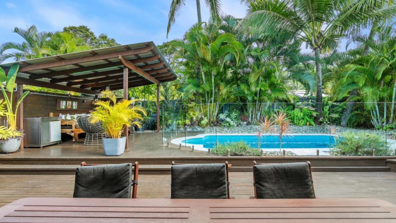 Coconut Blue - Private Heated Pool, Walk To Beach, Restaurants & Shops, Tropical Courtyard Shower Holiday home *