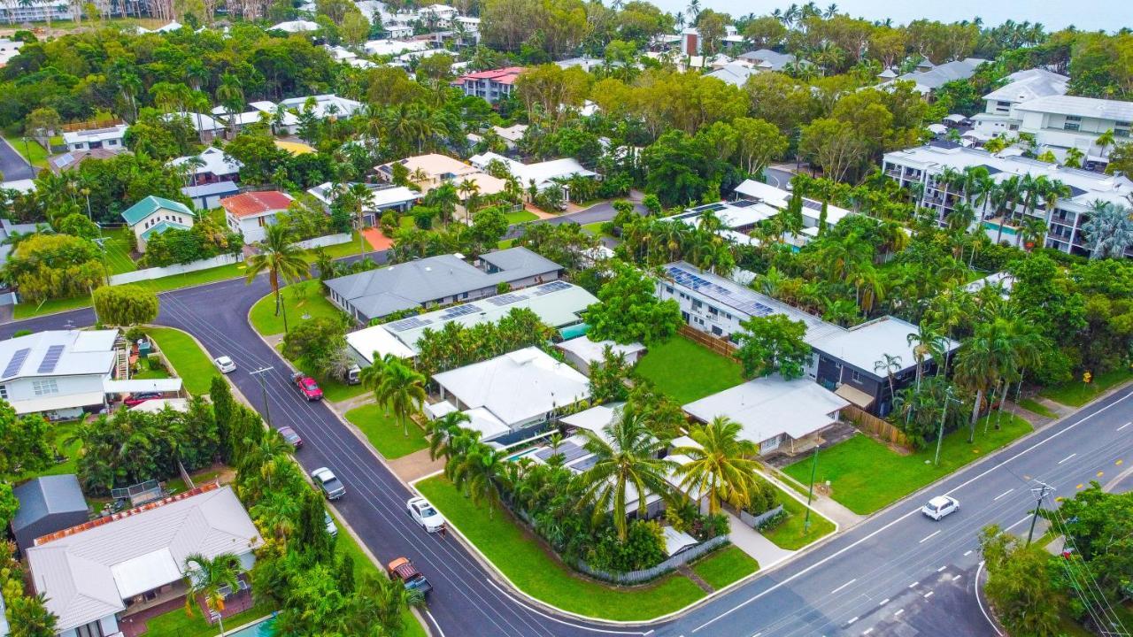 Holiday home Sweet Creek Cottage, Palm Cove, 200m To Beach, Heated Pool, Pets Palm Cove