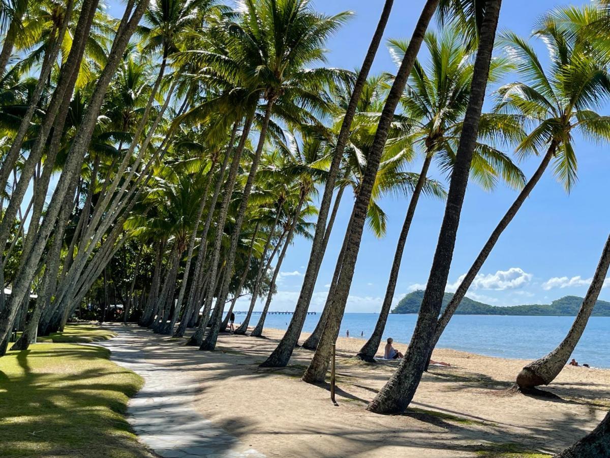 Holiday home Sweet Creek Cottage, Palm Cove, 200m To Beach, Heated Pool, Pets *