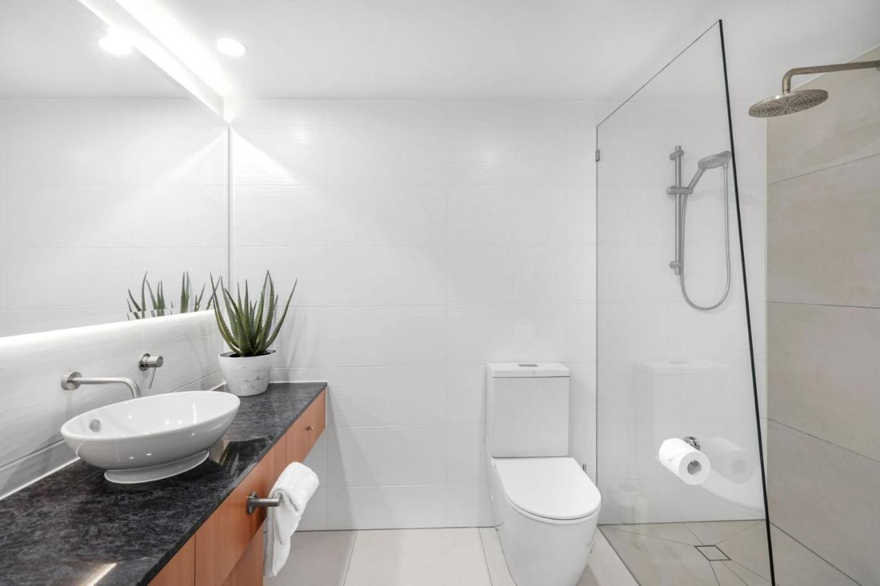 Apartment 14 Alamanda - Where Pure Luxury Meets The Coral Sea *
