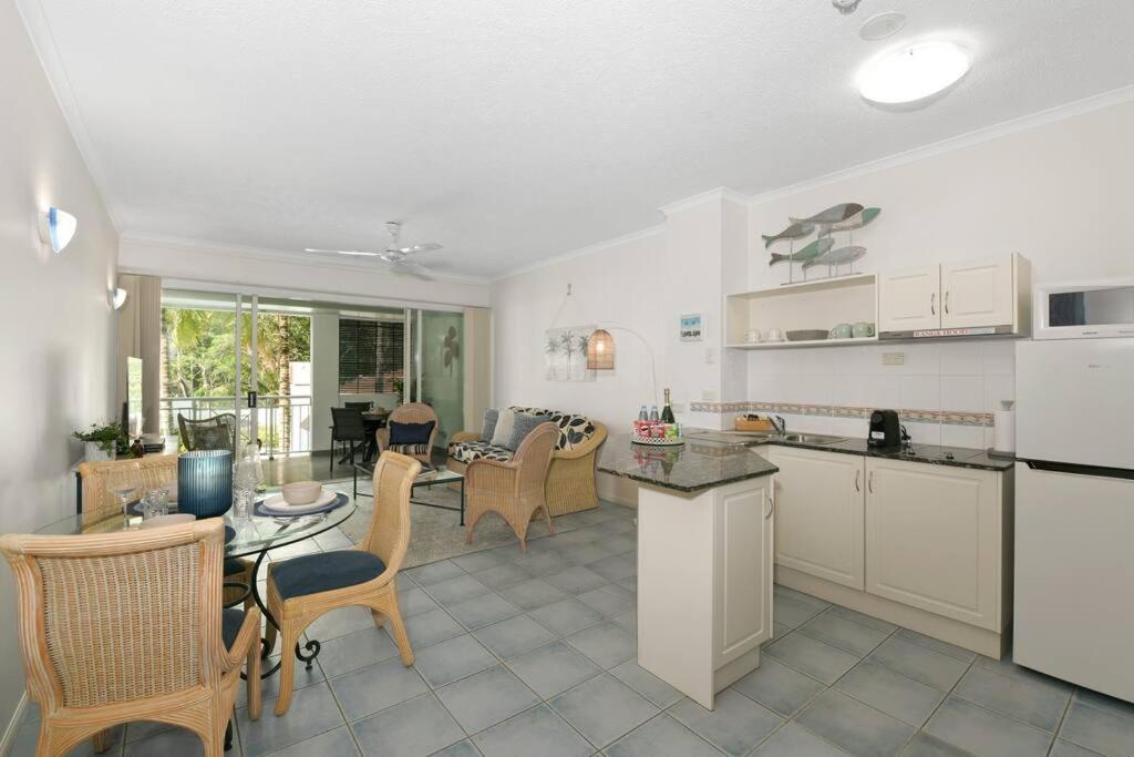 The Palms Retreat - Alassio Beachfront Apartment *