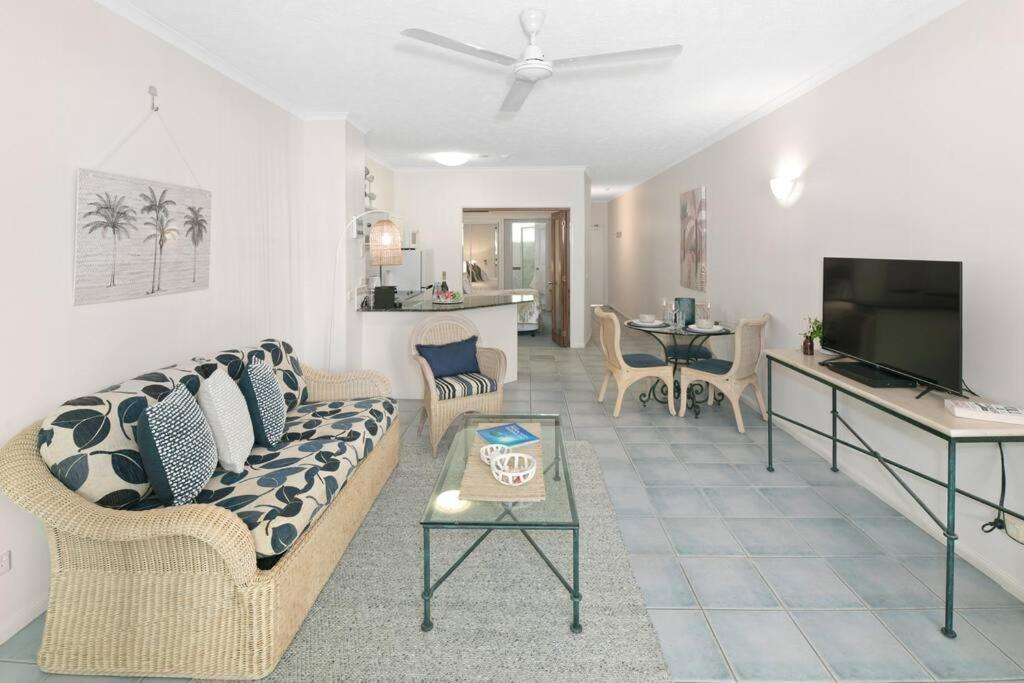 The Palms Retreat - Alassio Beachfront