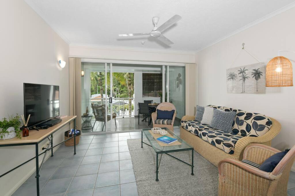 The Palms Retreat - Alassio Beachfront Apartment