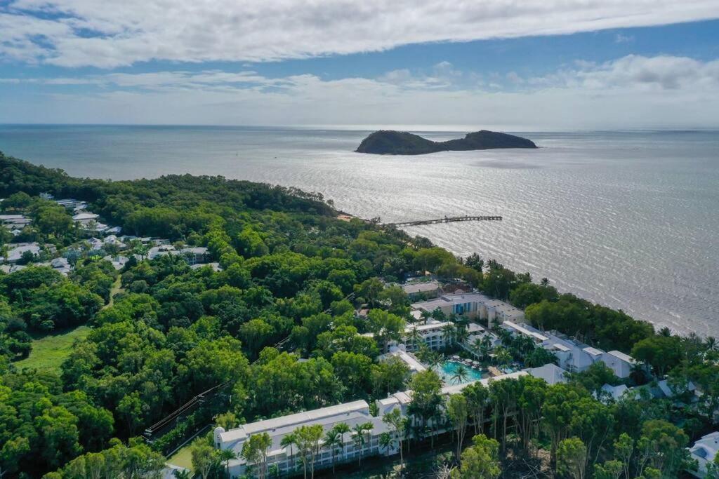The Palms Retreat - Alassio Beachfront Apartment