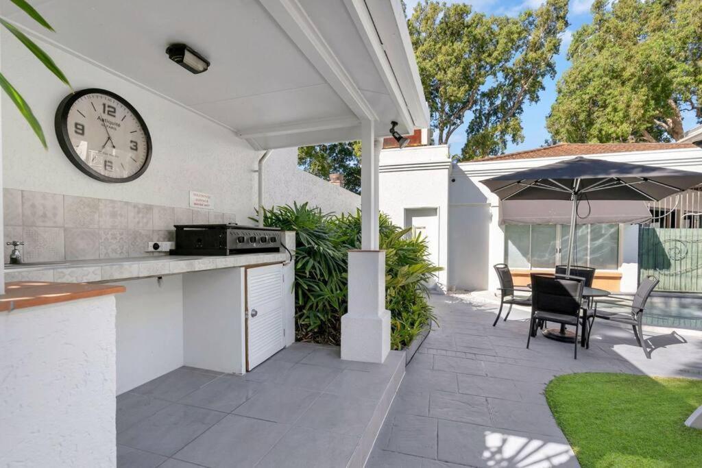 The Palms Retreat - Alassio Beachfront Apartment
