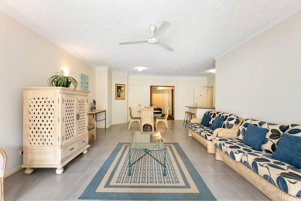 Alassio Poolside - Beachfront Oasis Apartment