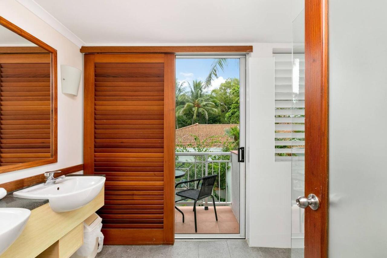 Alassio Poolside - Beachfront Oasis Apartment