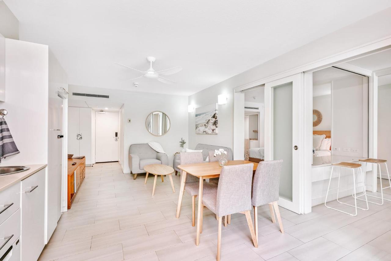 Luxury 2 Bed Unit, Pool & Ocean Views From Third Floor Apartment Palm Cove