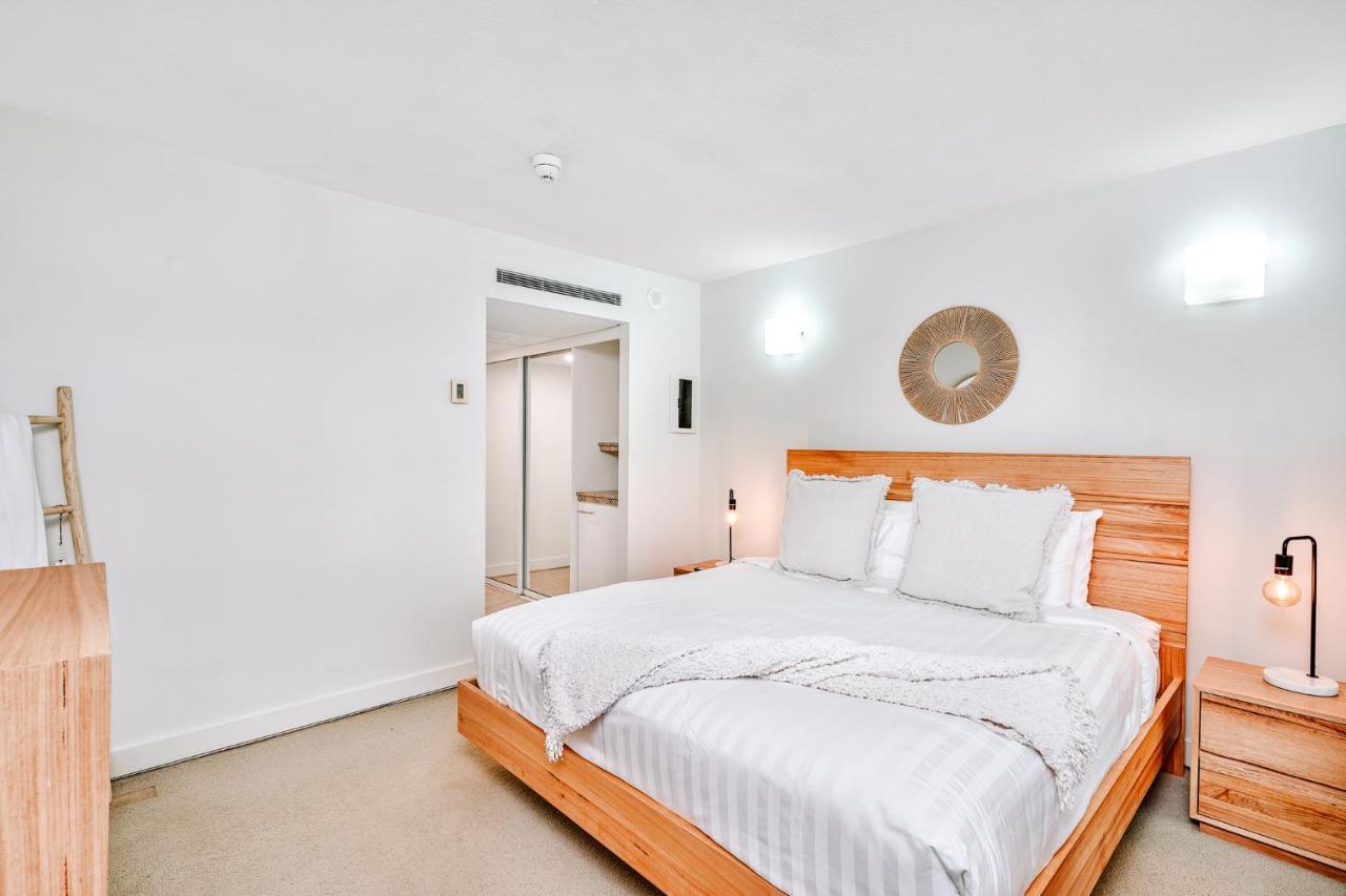 Apartment Luxury 2 Bed Unit, Pool & Ocean Views From Third Floor