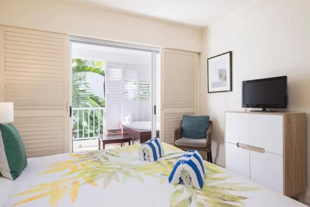 Oasis At The Club: A Tropical Chic Retreat Palm Cove