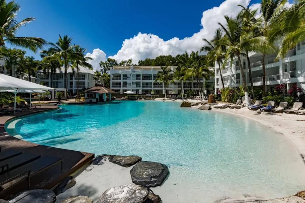 Oasis At The Club: A Tropical Chic Retreat