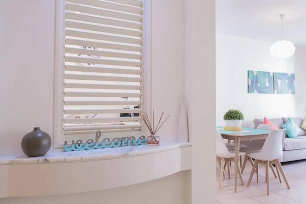 Oasis At The Club: A Tropical Chic Retreat *