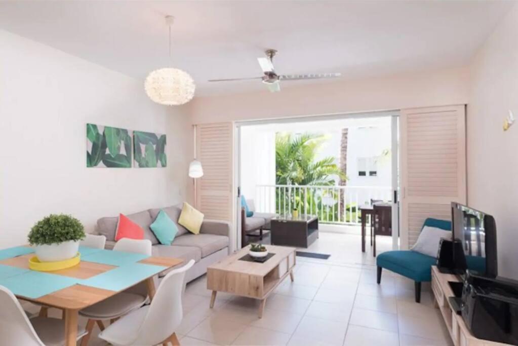 Oasis At The Club: A Tropical Chic Retreat
