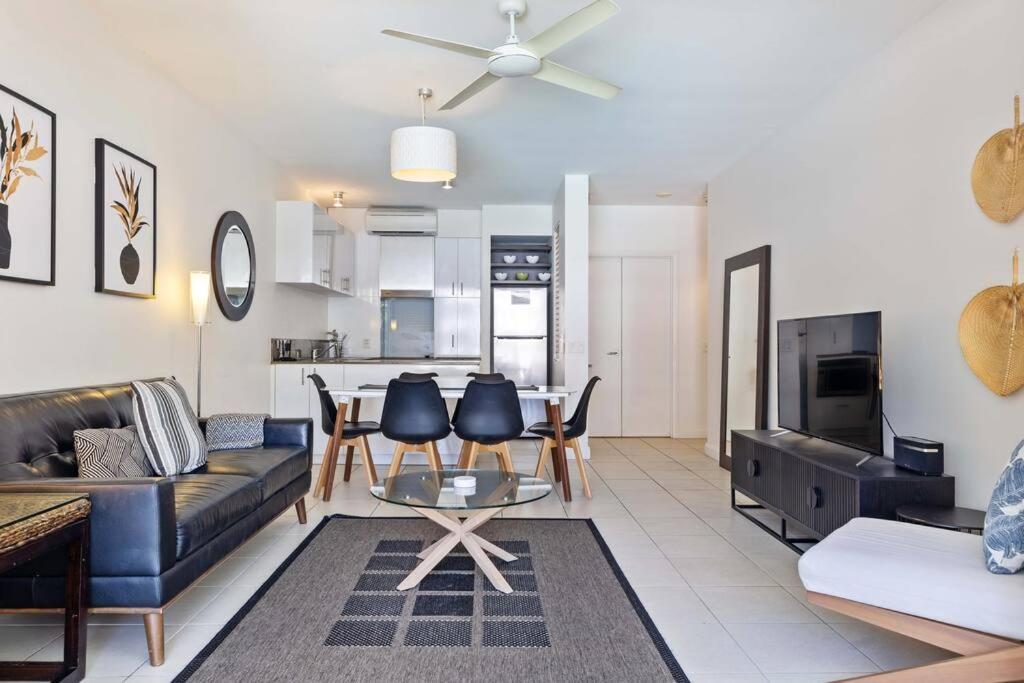 Apartment Fig Oasis—poolside Living At The Club