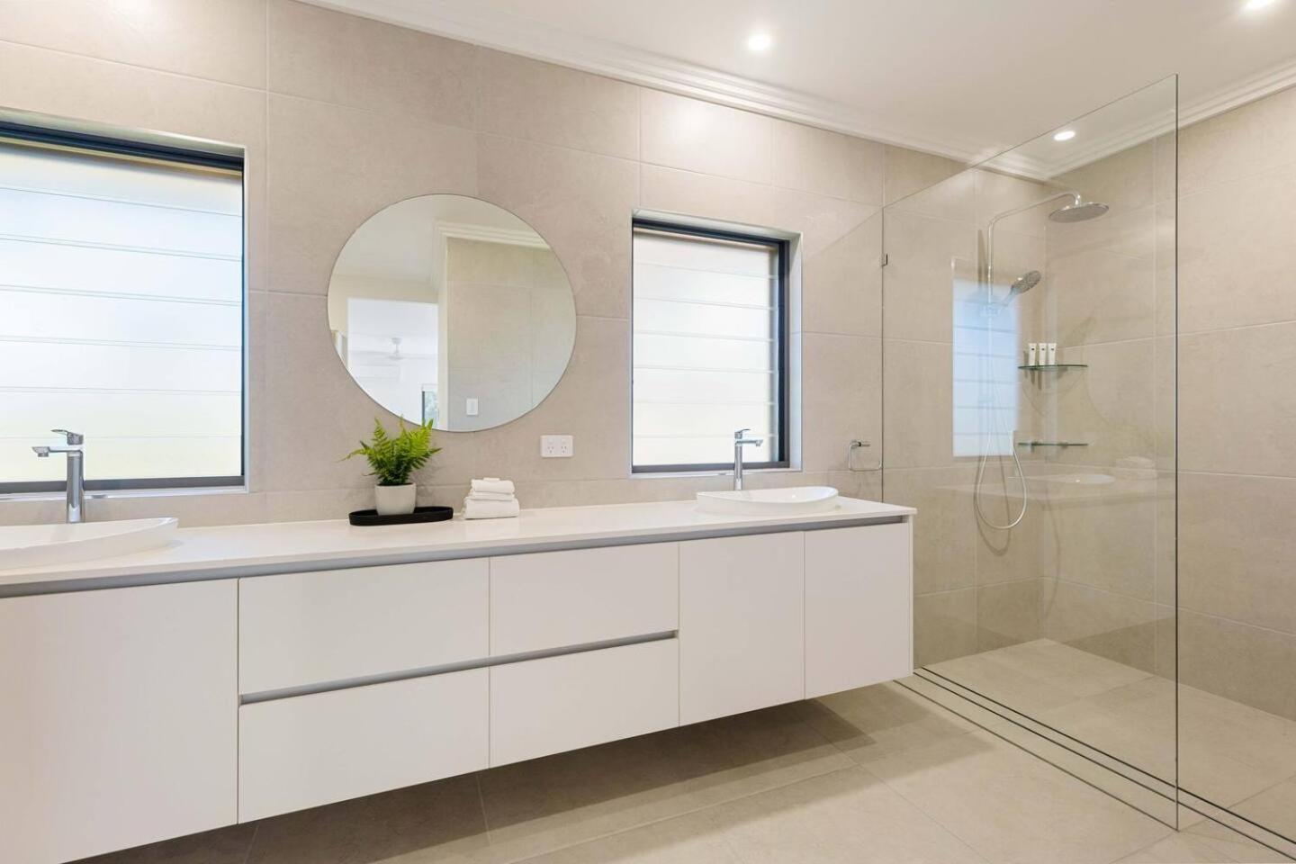 Raphari At The Cove - A Stunning Poolside Escape Holiday home Palm Cove