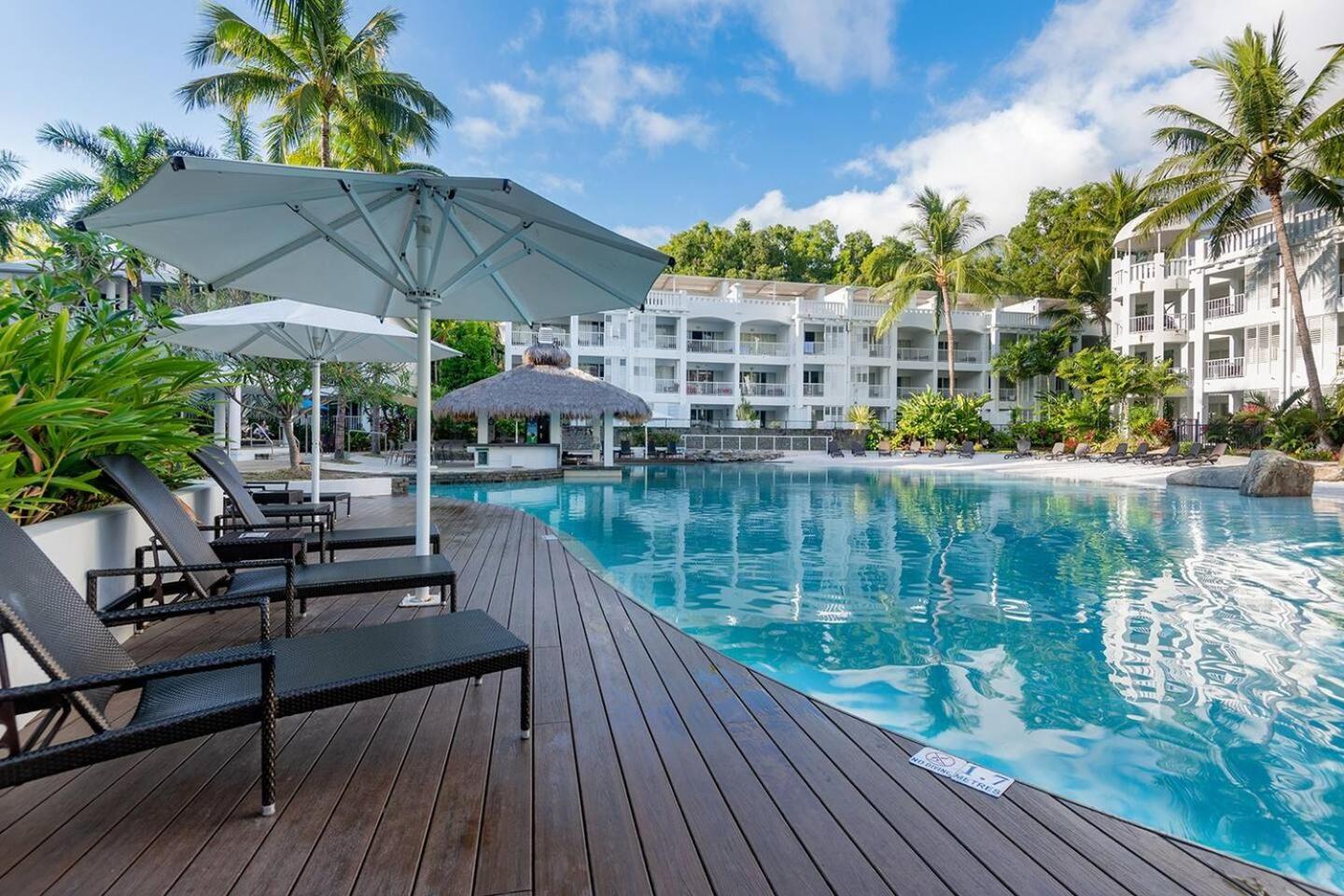 Apartment Dive Straight In From Breezy Poolside Oasis *