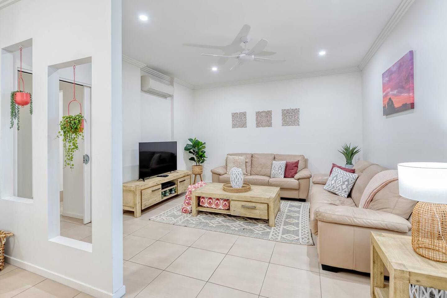 At Island Views—palm Cove Waterfront Bliss Apartment *